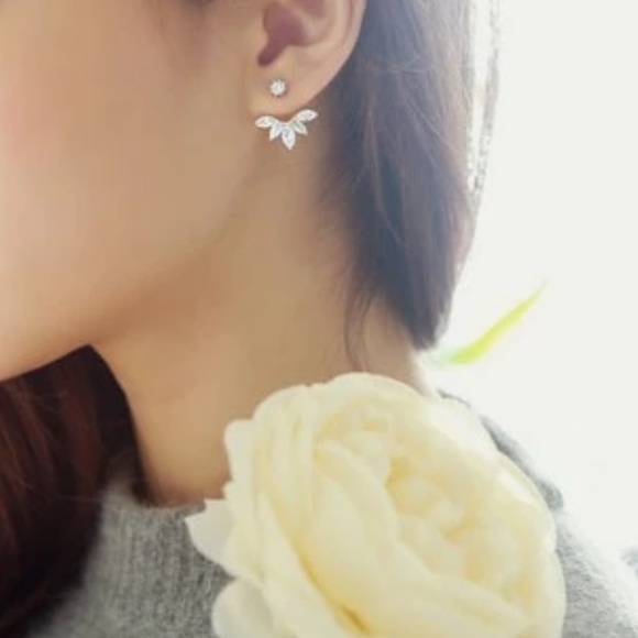 New Leaf Gold or Silver Studs - Picture 5 of 5